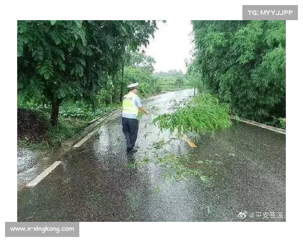 暴雨来袭郑州赛场 小球员集体奋力守护场地帆布十分钟生死抢险 暴雨来袭郑州赛场 小球员集体奋力守护场地帆布十分钟生死抢险